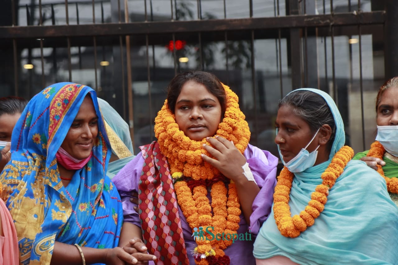 सरकारले गत कात्तिक २ गते नकुन्नी धोबीको मृत्यु र निर्मला कुर्मीको बेपत्ताबारे छानबिन गर्न समिति गठन गरेपछि आन्दोलनकी अगुवा रूबी खान (बीच) र अन्य अधिकारकर्मीहरू। तस्बिर: नवीनबाबु गुरूङ/सेतोपाटी